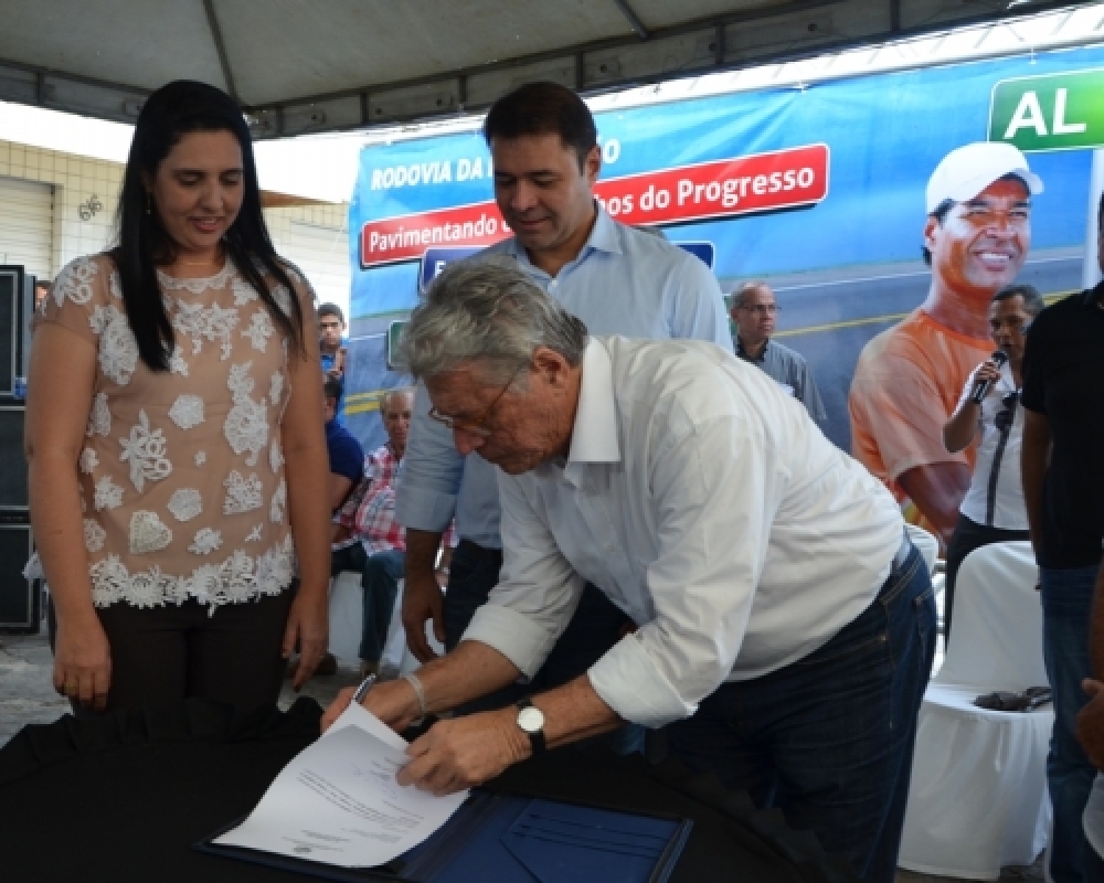 Governador assina ordem de serviço da rodovia AL 105 ligando Campo Alegre a Luziápolis
