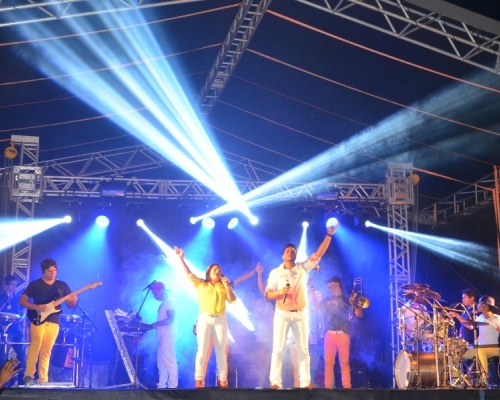 Festa da virada de ano contou com milhares de pessoas no centro de Campo Alegre 