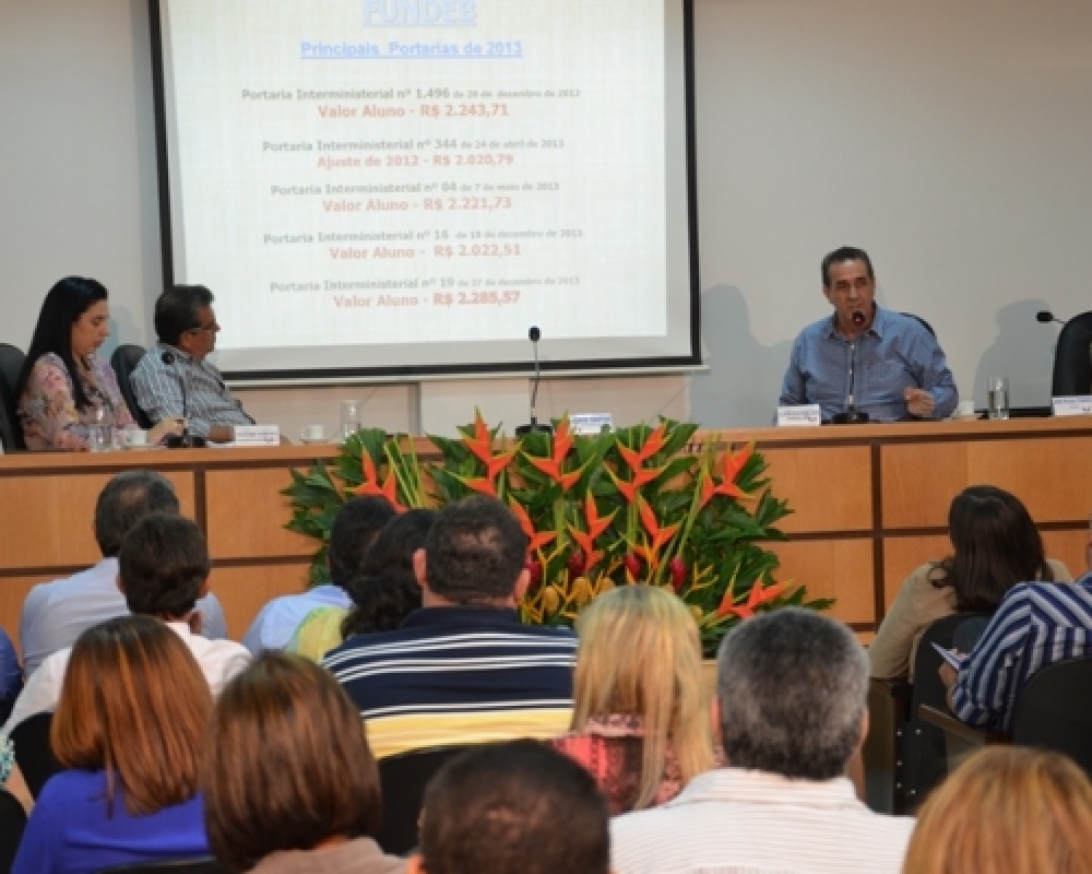 Prefeita Pauline Pereira participou de evento na AMA sobre o FUNDEB 