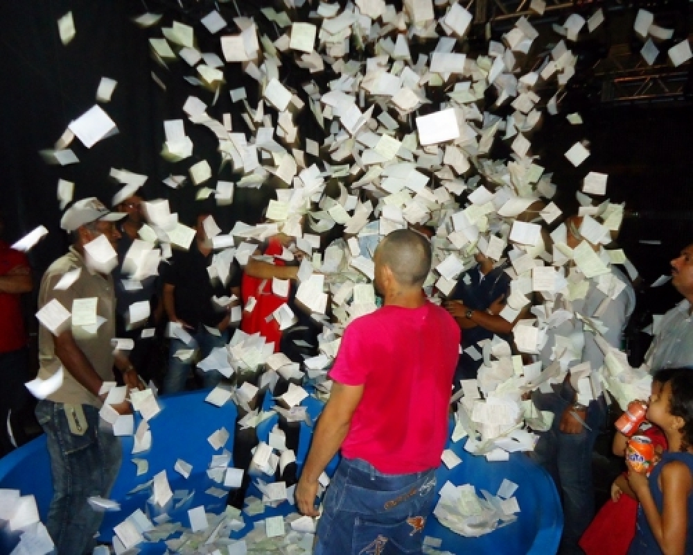 5ª edição da Campanha Compra Premiada realizou sorteio de prêmios em uma grande festa