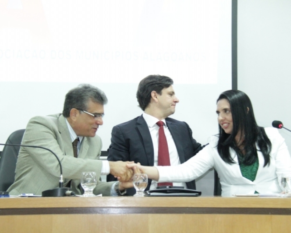 Prefeita Pauline Pereira empossada na nova diretoria da Associação dos municípios alagoanos