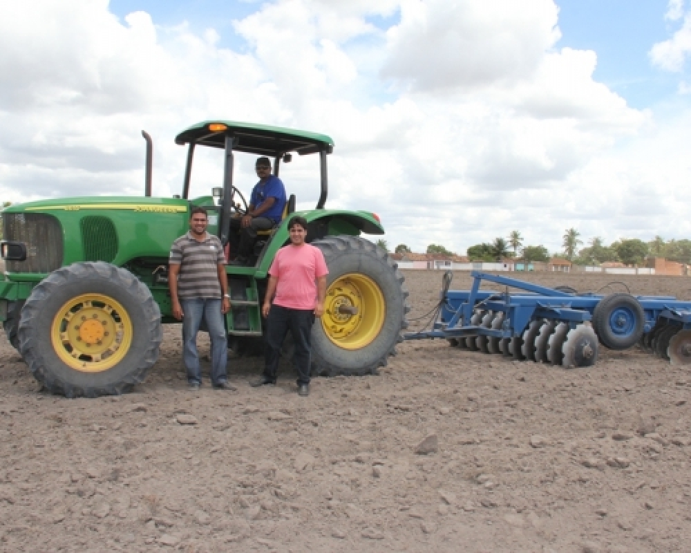 Pequenos produtores de Campo Alegre recebem apoio no serviço de gradagem de terras