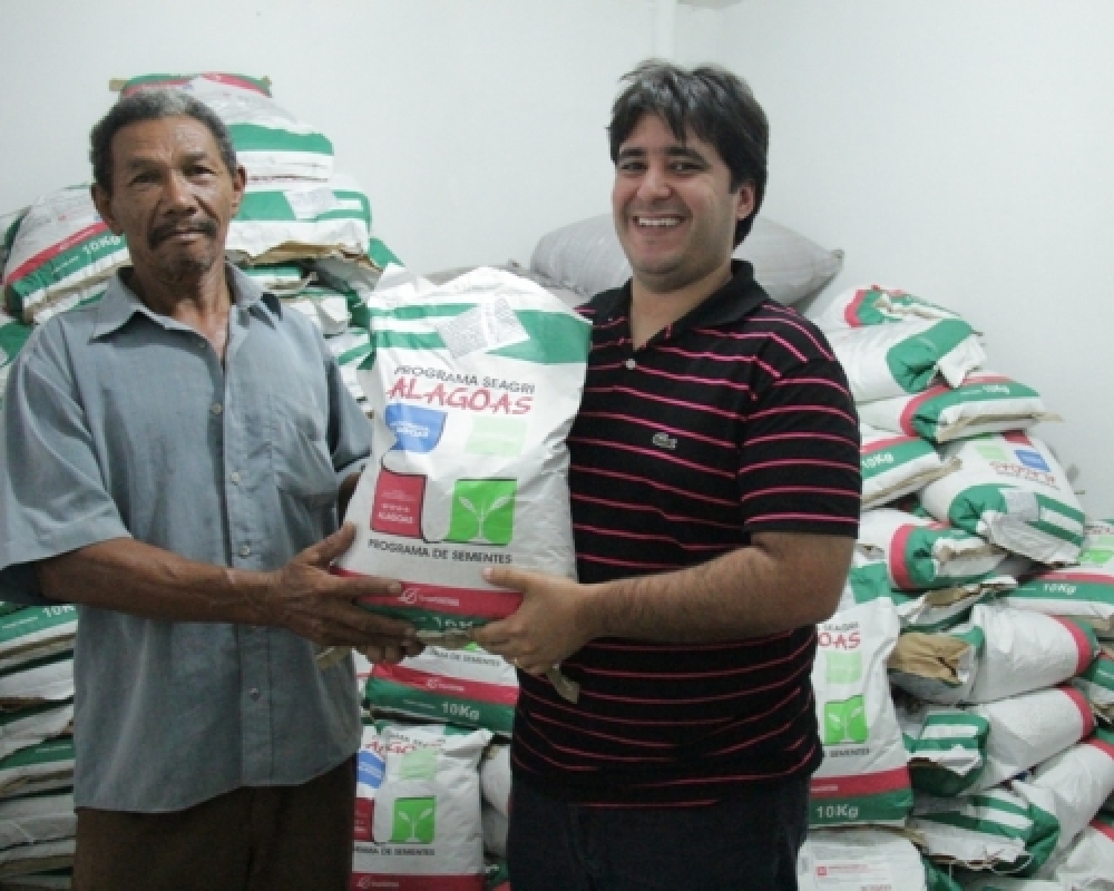 Produtores de Campo Alegre recebem sementes para o início do plantio 2014