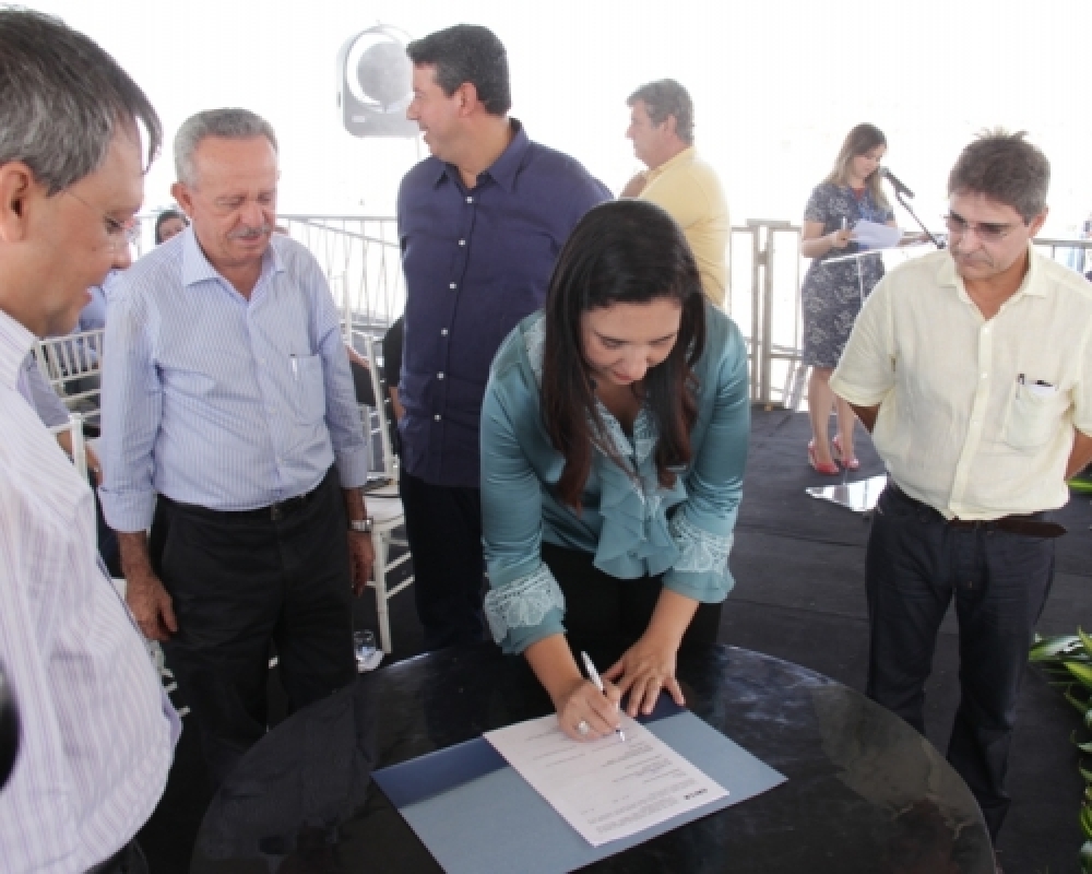 Prefeita Pauline Pereira assinou contrato para construção de 542 casas em Luziápolis