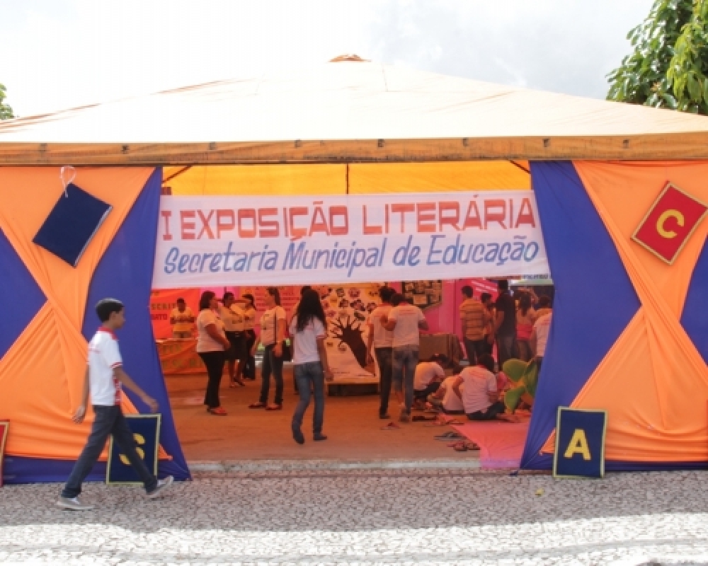 Secretaria de Educação realizou I Exposição Literária na Praça Central