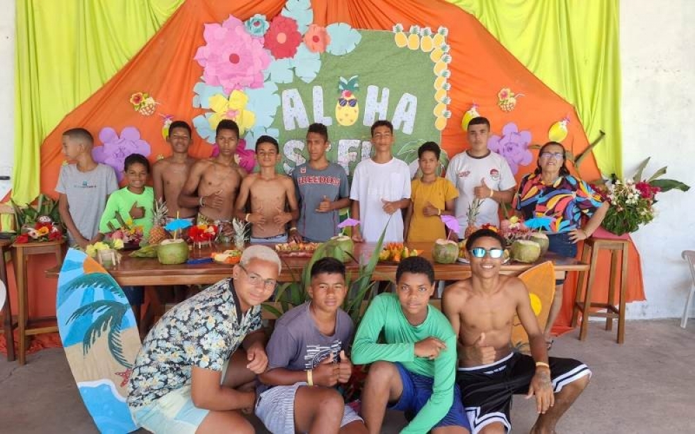 Adolescentes do Serviço de convivência de Luziápolsi participaram de festa havaiana