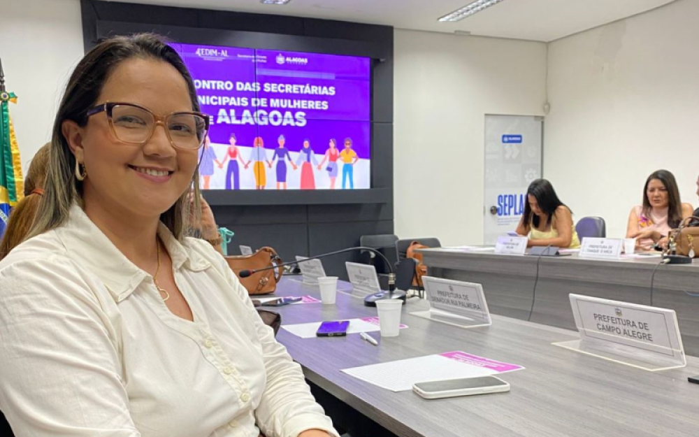 Secretária Helma Carneiro participa do Encontro das secretárias municipais de mulheres realizado em Maceió