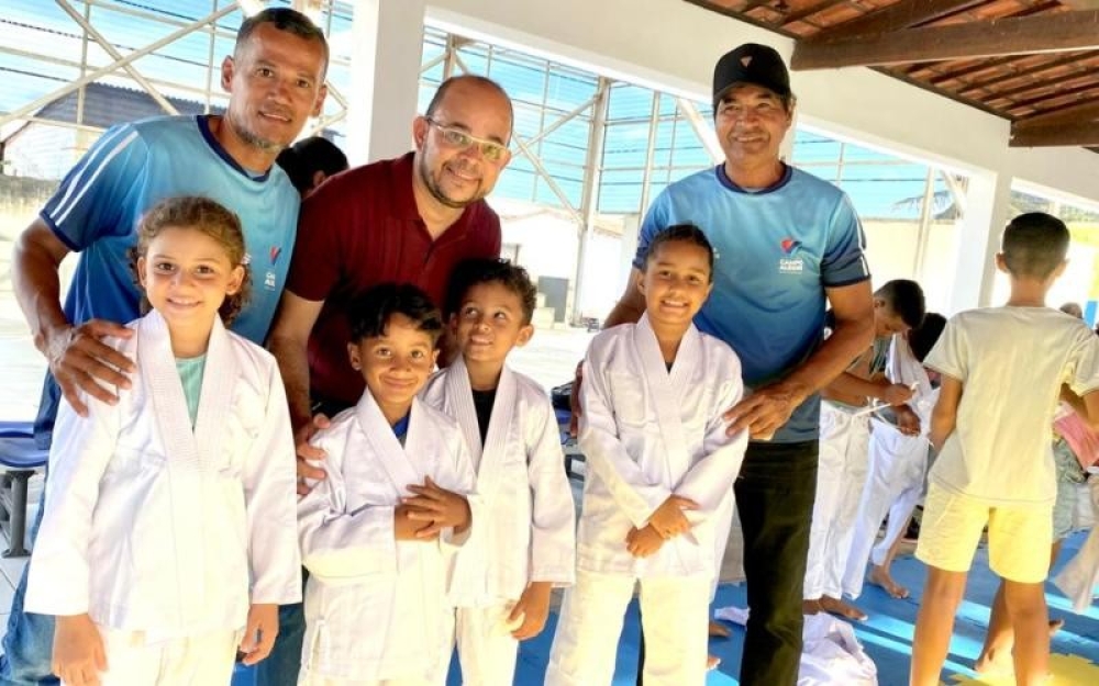 Alunos do Projeto de Judô de Luziápolis recebem novos Kimonos para suas atividades