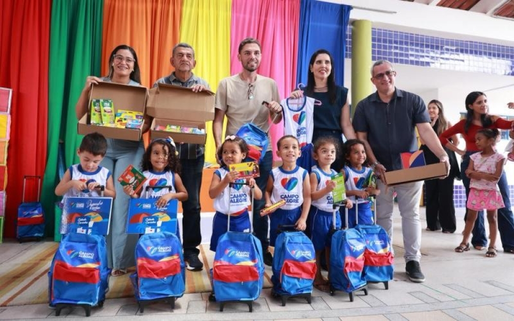 Alunos de mais 06 instituições de ensino de Campo Alegre receberam fardamentos, mochilas e kits escolares