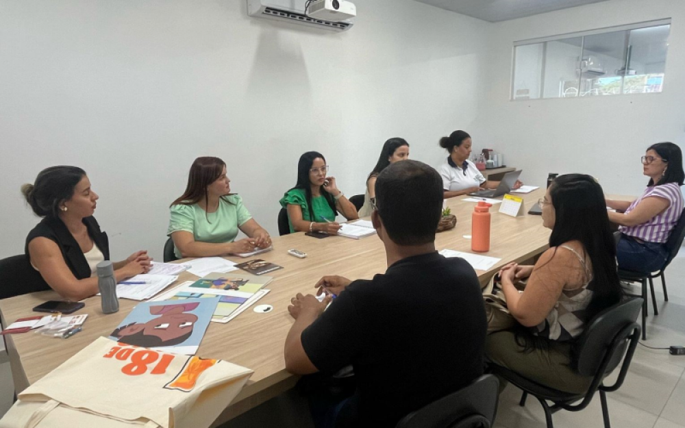 CREAS mobiliza reunião interdisciplinar sobre planejamento da Campanha do Maio Laranja