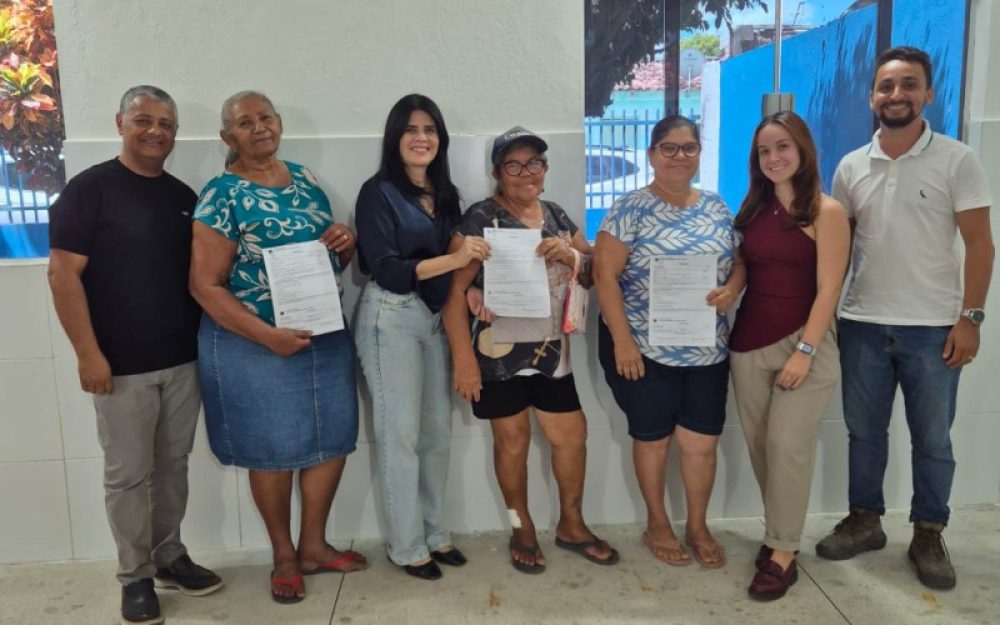 Secretaria de habitação entrega de documentação do Programa Municipal Minha Casa Renovada no Distrito Luziápolis