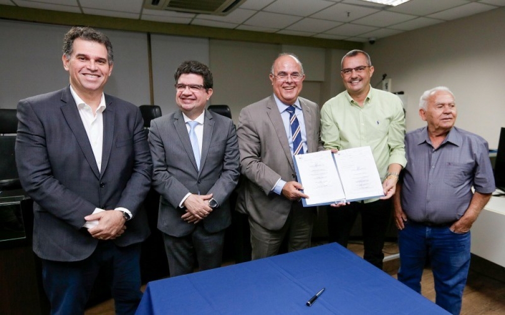 Prefeito Nicolas Pereira assinou o termo de cooperação para mais uma edição do Programa Moradia Legal