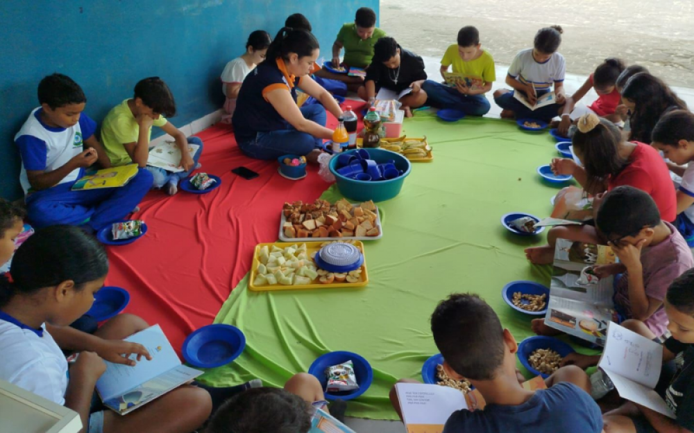 Piquenique com Leitura encanta alunos da Escola Miguel Matias na Biblioteca Padre Júlio de Albuquerque