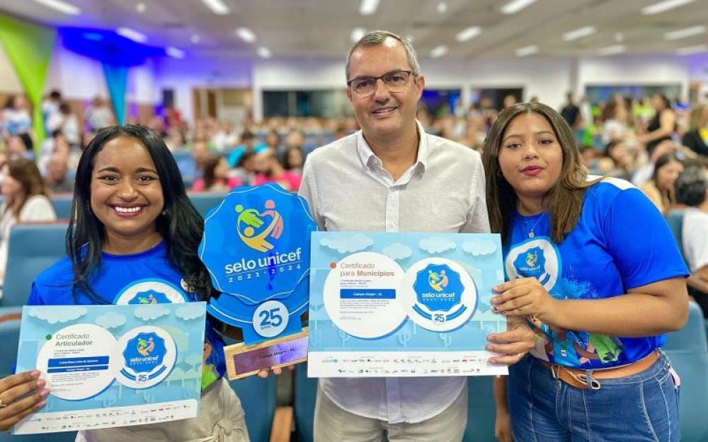 Prefeito Nicolas Pereira recebe o prêmio do SELO UNICEF edição 2021-2024