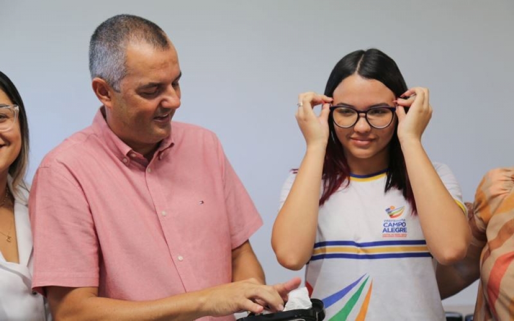 Prefeito Nicolas Pereira realizou a entrega de mais 76 óculos para estudantes e cidadãos campo-alegrenses 