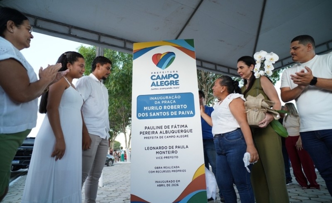 Prefeita Pauline Pereira realizou a inauguração da pavimentação de mais uma Rua e uma Praç...