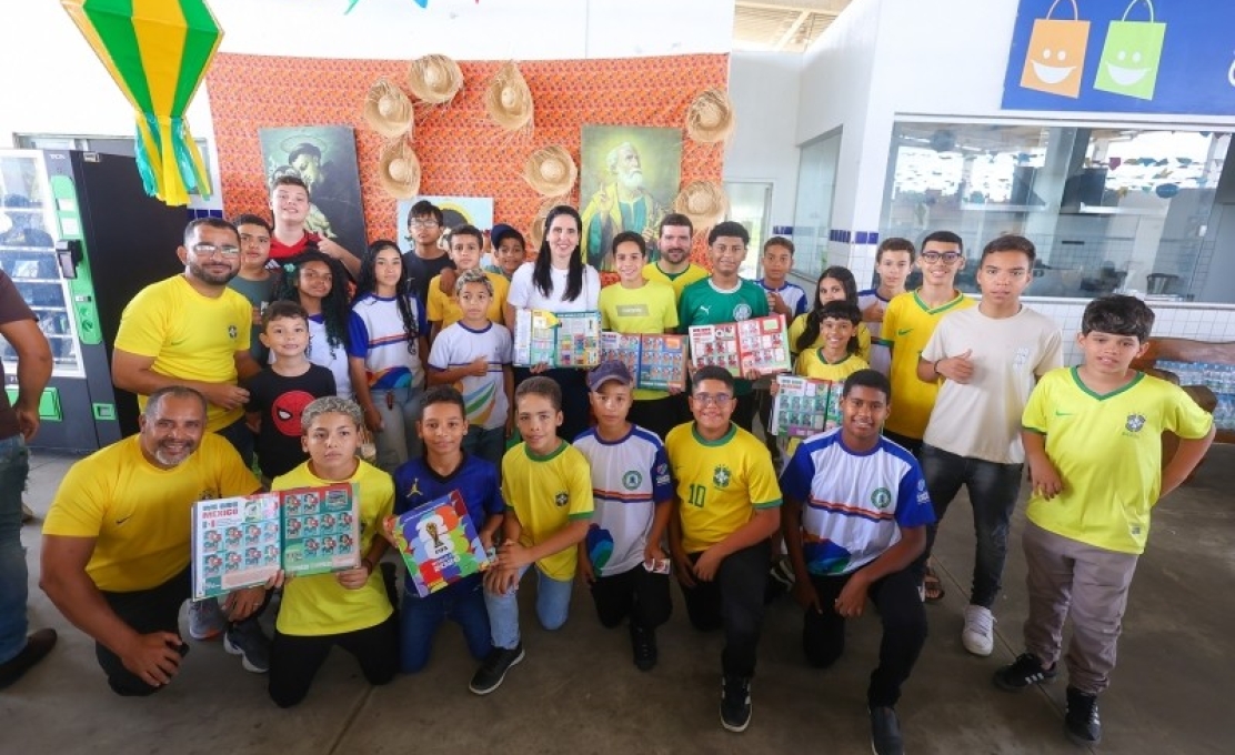 Evento de troca de figurinhas reúne crianças e adolescentes e resgata tradição da Copa em C...