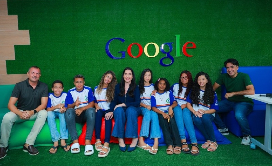 Prefeita Pauline Pereira entrega salas Google em duas escolas da Rede Municipal de Ensino de Ca...