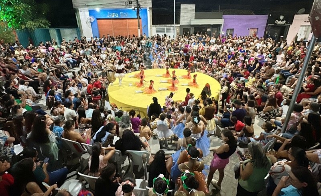 Parada Natalina e Belíssimas apresentações marcam a Primeira noite do Natal Iluminado 2025 e...