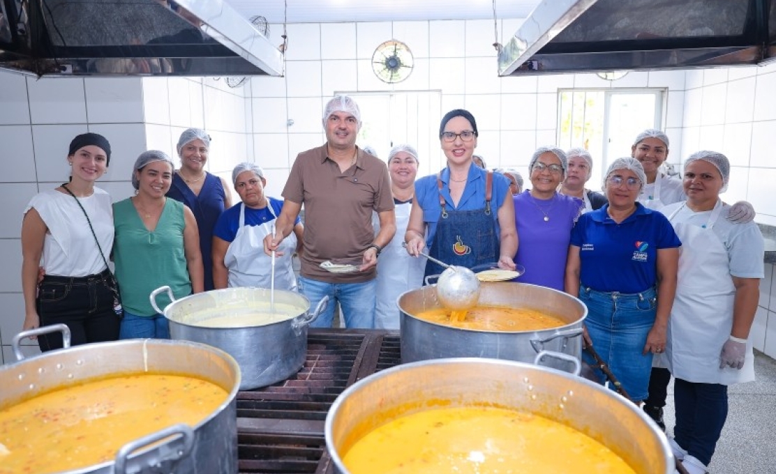 Beneficiários das Casas da Sopa da Sede e Luziápolis recebem cardápio especial na Semana San...