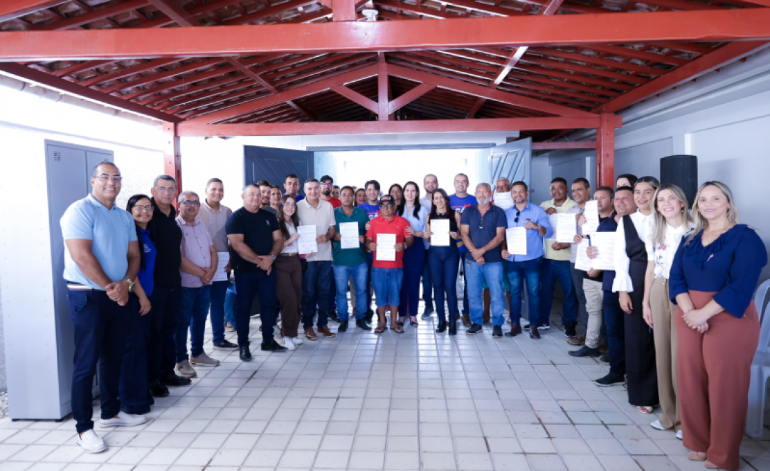 Prefeita Pauline Pereira entrega documentos de cessão de terrenos para 15 empresários do Polo...