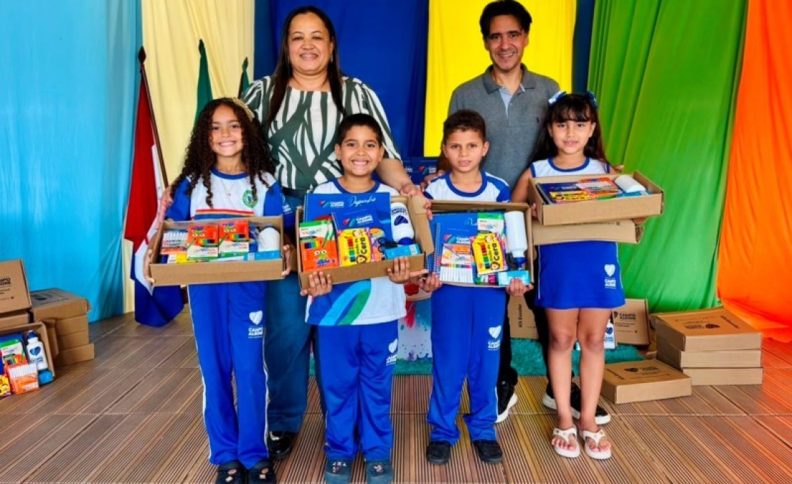 Secretaria de Educação dá continuidade às entregas de kits escolares e fardamentos para est...
