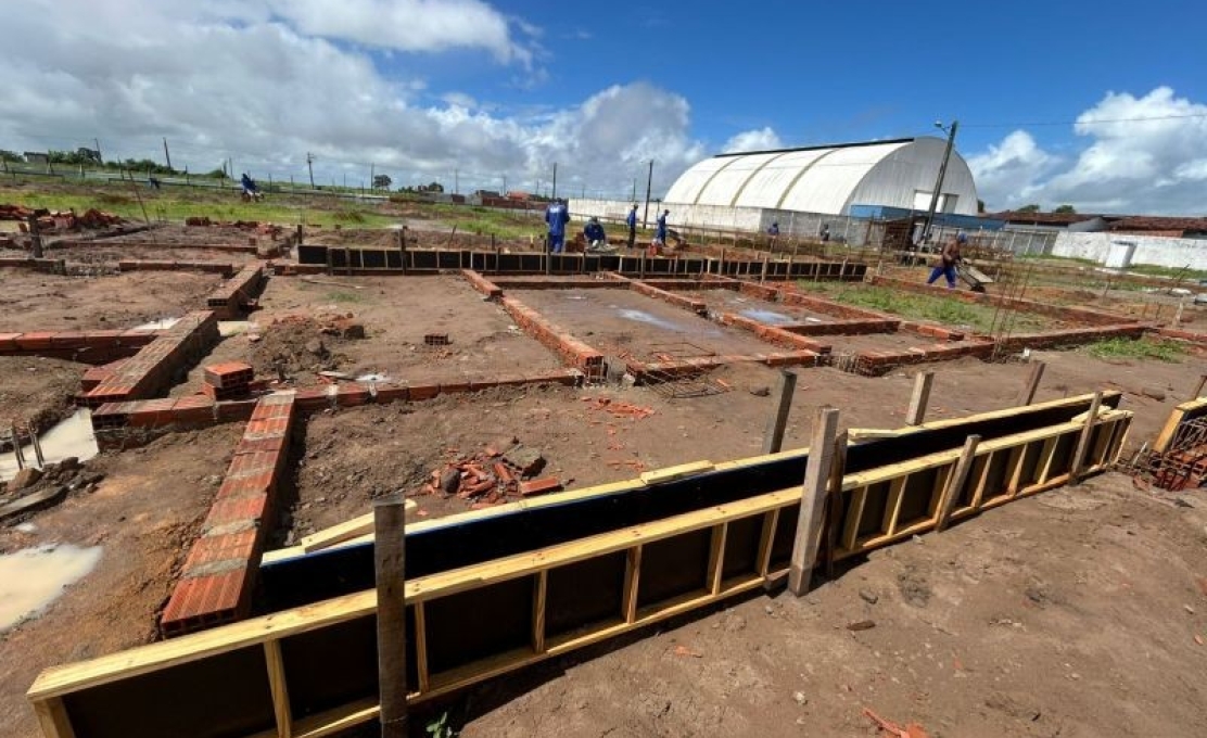 Avançam as obras do Novo Centro Municipal de Educação Infantil do Conjunto Olival Tenório C...