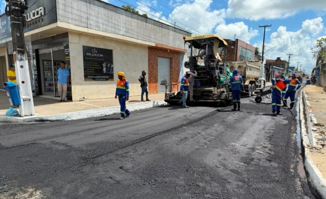 Prefeitura e Governo de Alagoas iniciam a pavimentação asfáltica de 21 ruas no distrito Luzi...