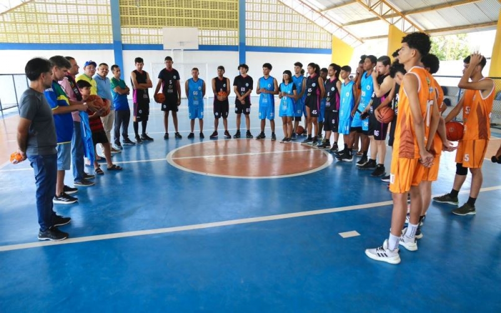 Prefeito Nicolas Pereira entrega novos uniformes e bolas para as equipes de Basquete 