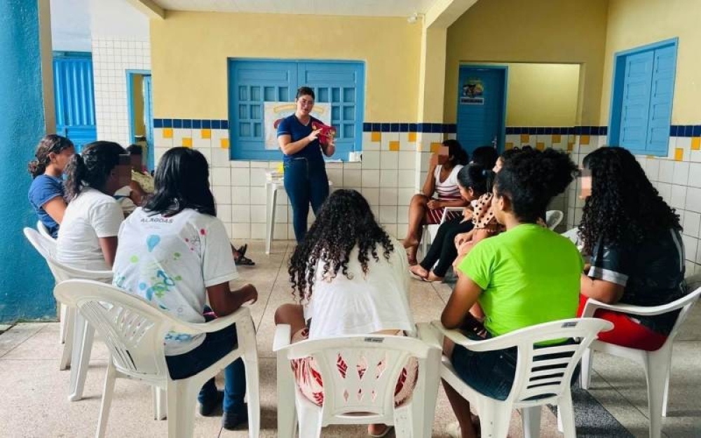 Acolhidos no Abrigo Regional participam de ação educativa sobre cuidados com o corpo e higiene intima