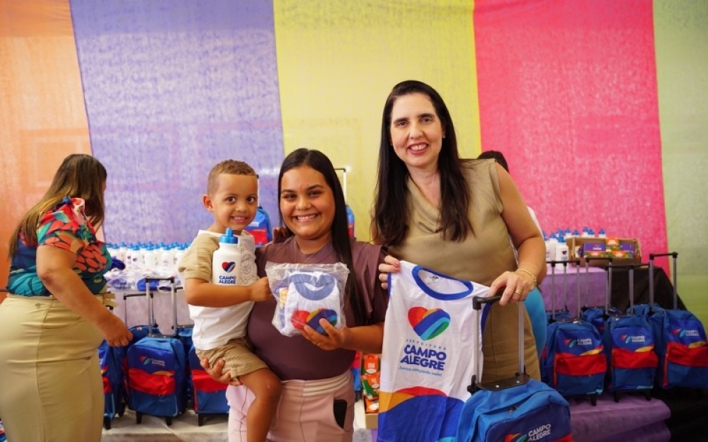 Prefeita Pauline Pereira da continuidade as entregas de 12 mil uniformes e kits escolares para alunos da Rede Municipal