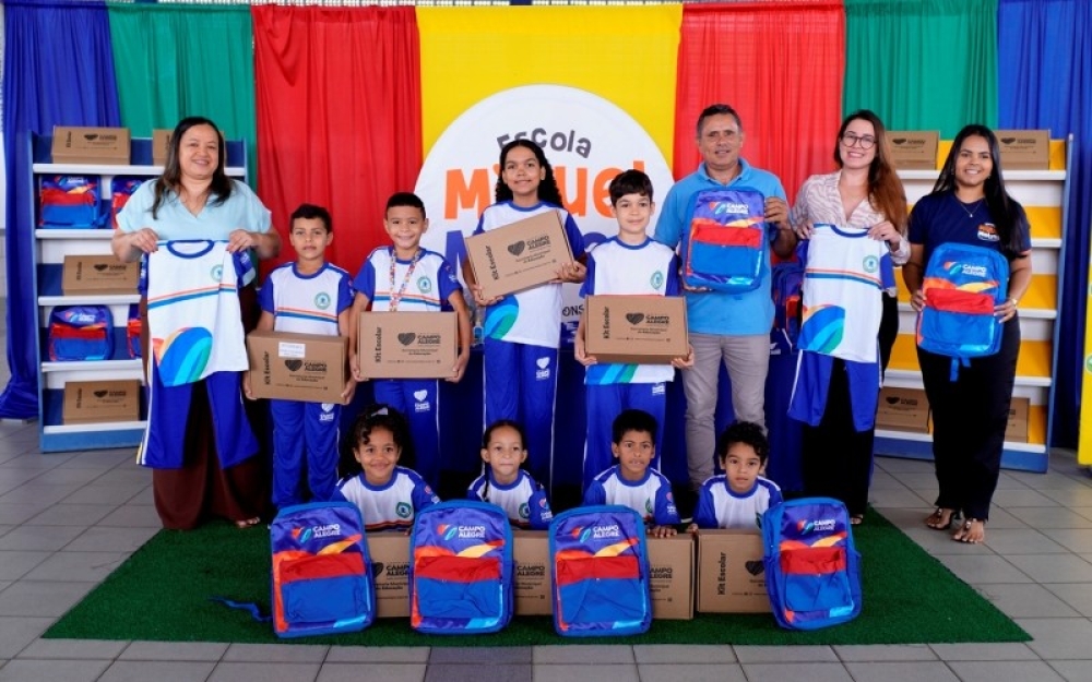 Alunos de mais 02 instituições de ensino de Campo Alegre receberam fardamentos, mochilas e kits escolares