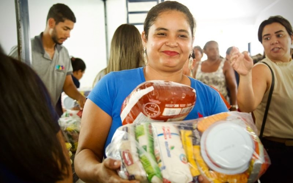 Prefeitura de Campo Alegre realizou a distribuição de 2500 cestas básicas acompanhadas de um frango para a ceia do natal