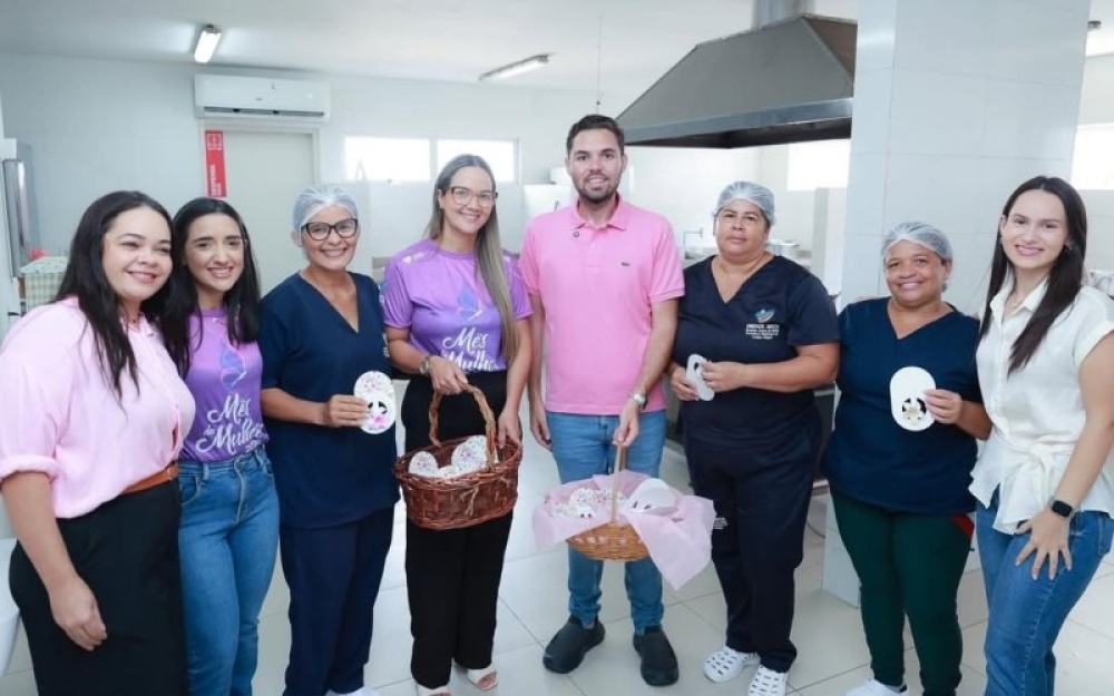 Gestor Eduardo Pereira realiza entrega de mimos para mulheres na Unidade Mista Senador Arnon de Melo