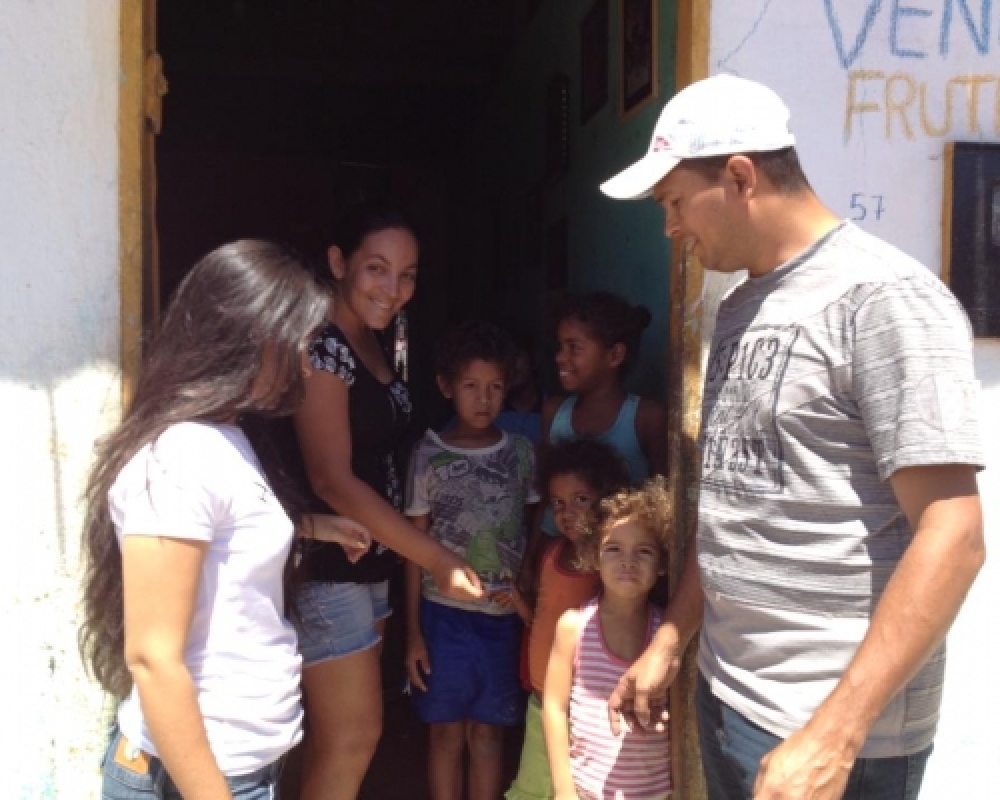 Equipe da prefeita Pauline Pereira distribui ingressos do Parque de Diversão para as crianças 