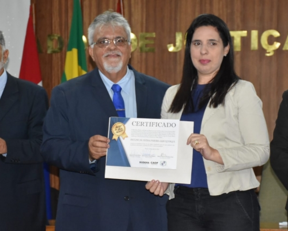 Prefeita Pauline Pereira recebe certificado pelo fechamento de lixão