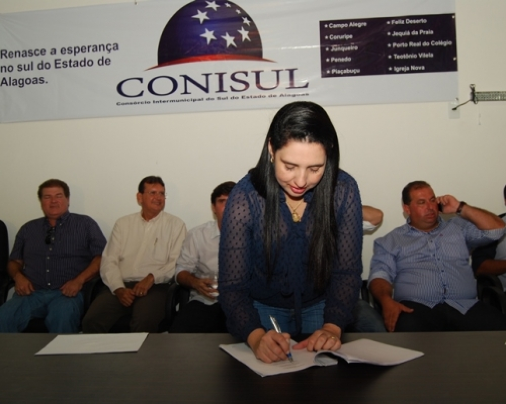 Prefeita Pauline Pereira participou da reunião para assinatura do protocolo de intenções do Conisul
