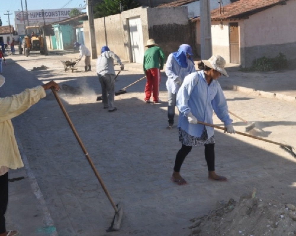 Prefeitura realiza limpeza em ruas do Distrito de Luziápolis