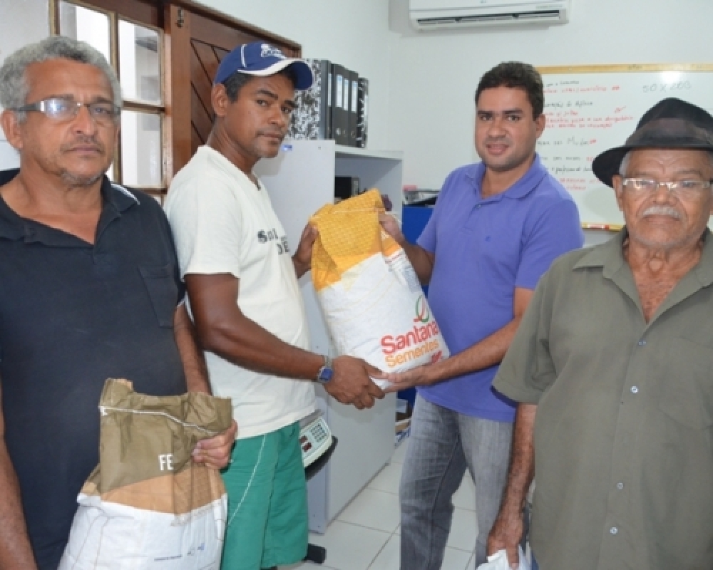 Secretaria de agricultura começa distribuição de sementes para os produtores