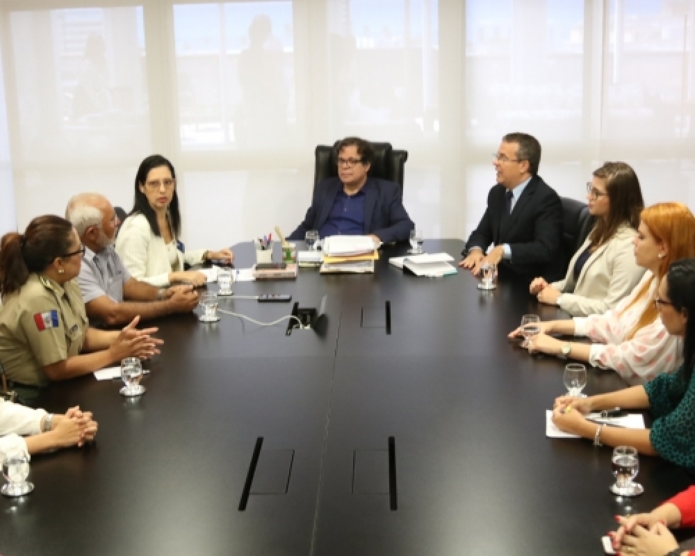 Prefeita Pauline Pereira participou de reunião no TJ sobre a implantação da Patrulha Maria da Penha 