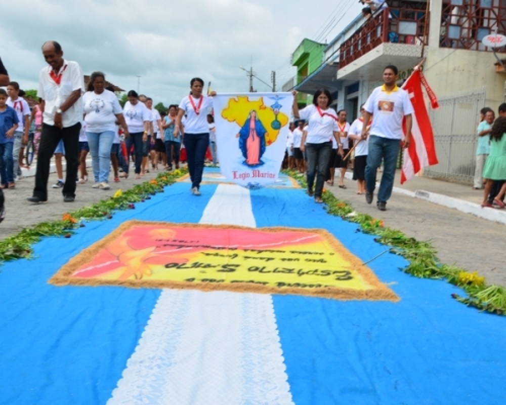 Corpus Christi em Campo Alegre atrai milhares de fiéis que participaram da grandiosa procissão