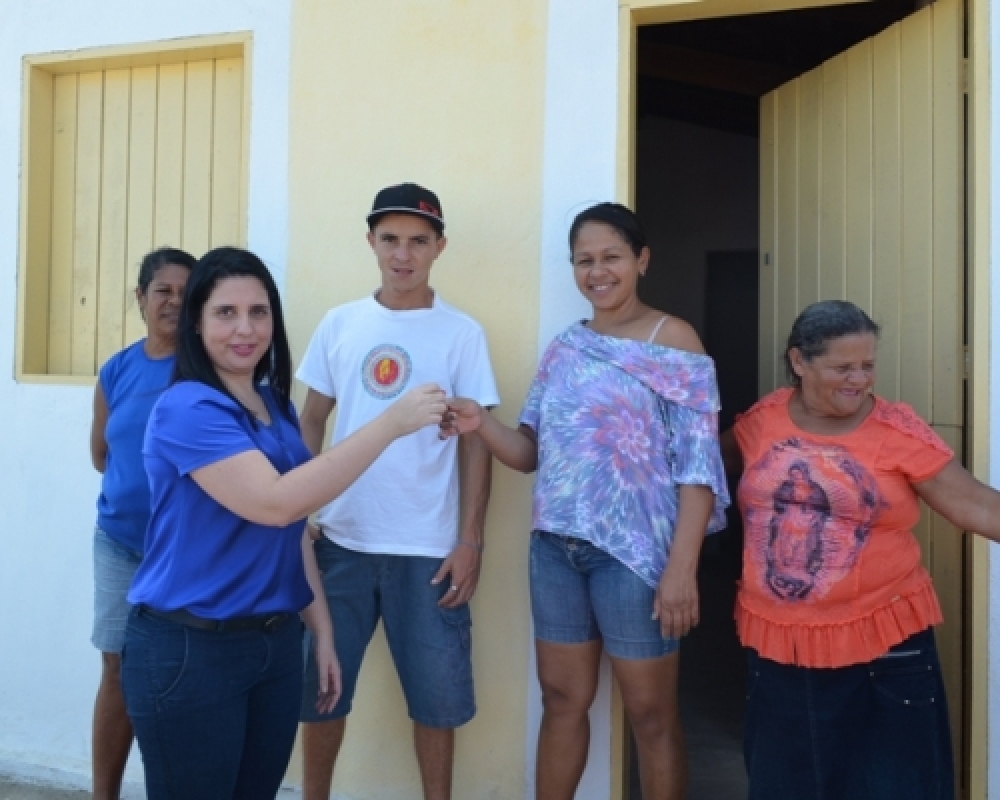 Prefeita Pauline entrega chaves de casas populares aos novos moradores