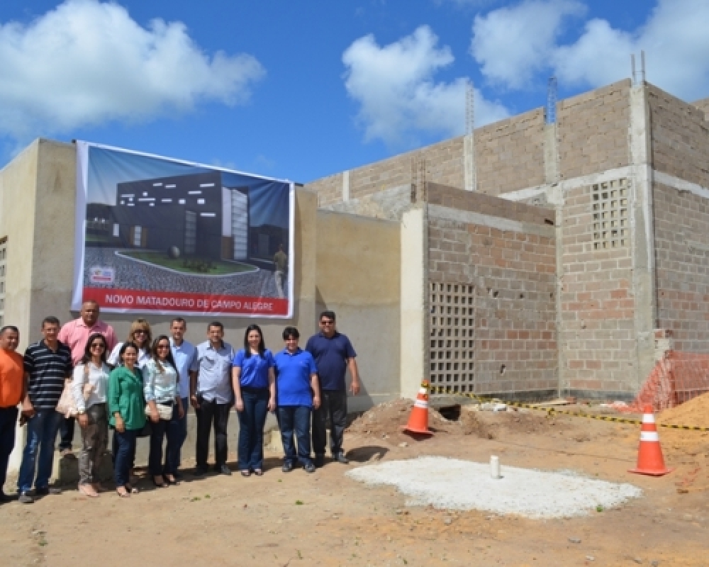 Prefeita e secretários visitam obra do Novo Matadouro e realiza plantio de árvores na região