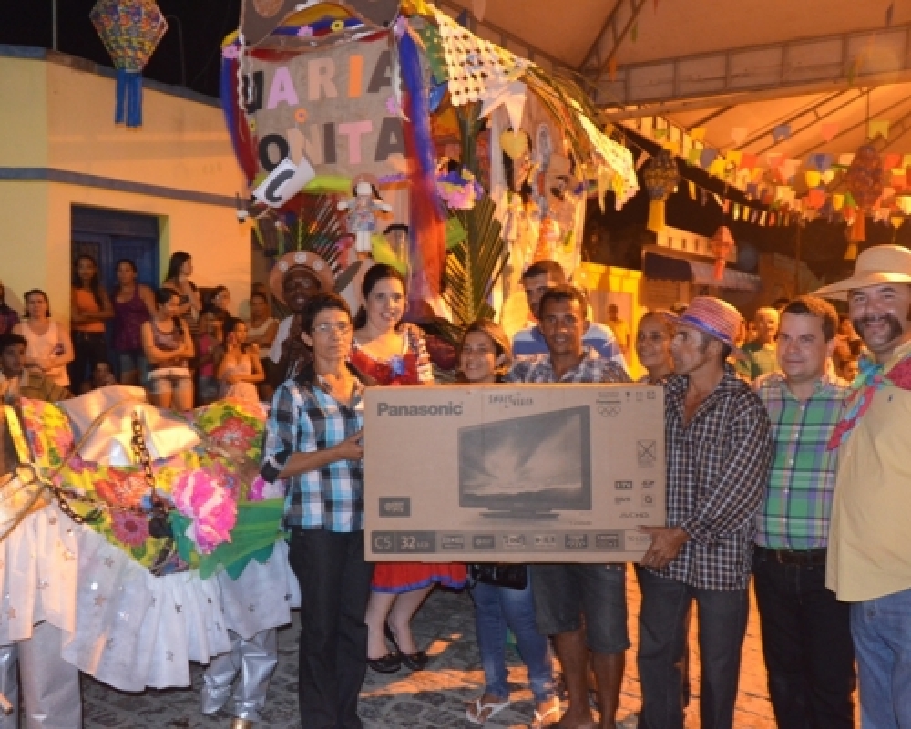 Desfile de carroças juninas agitou o São João de Campo Alegre