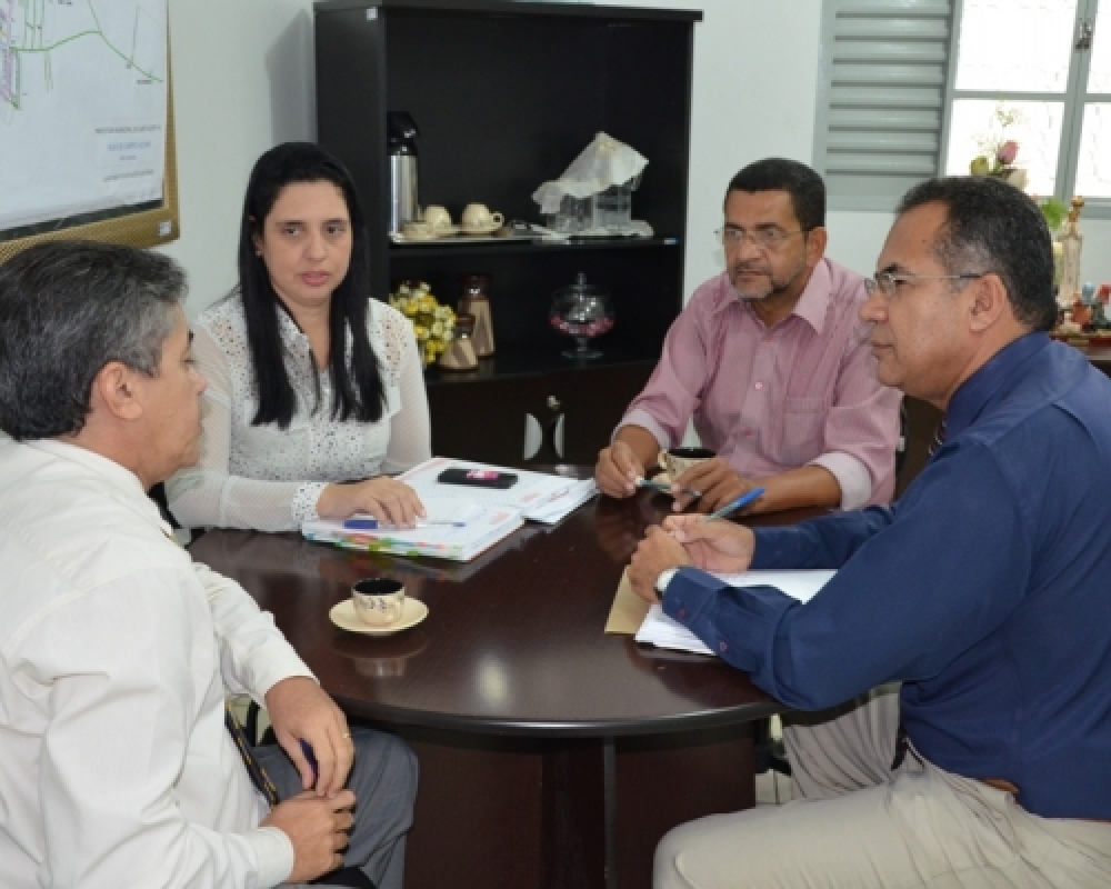Prefeita recebe representantes da Caixa Econômica e debate parcerias entre município e a instituição