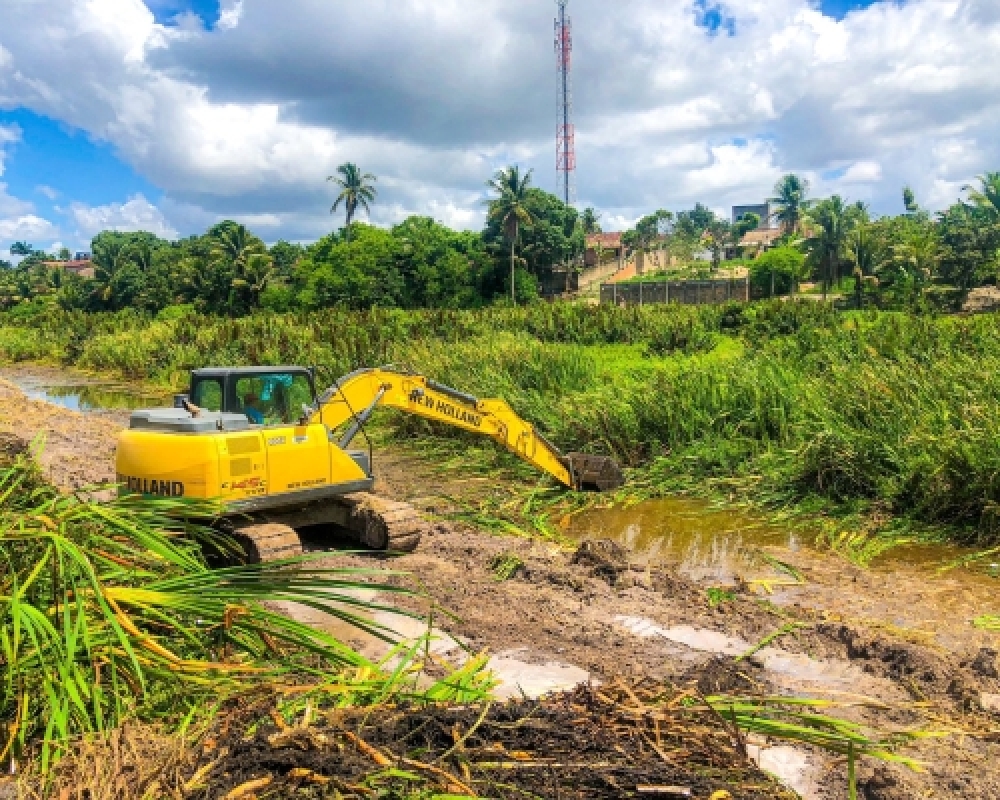 Prefeitura de Campo Alegre realiza limpeza serviço de nas margens do Açude Mandante