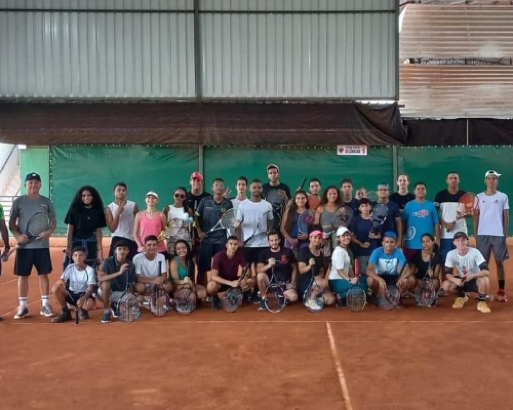 Alunos do projeto SEMEL tênis participam de intercâmbio no Jaraguá Tênis Clube