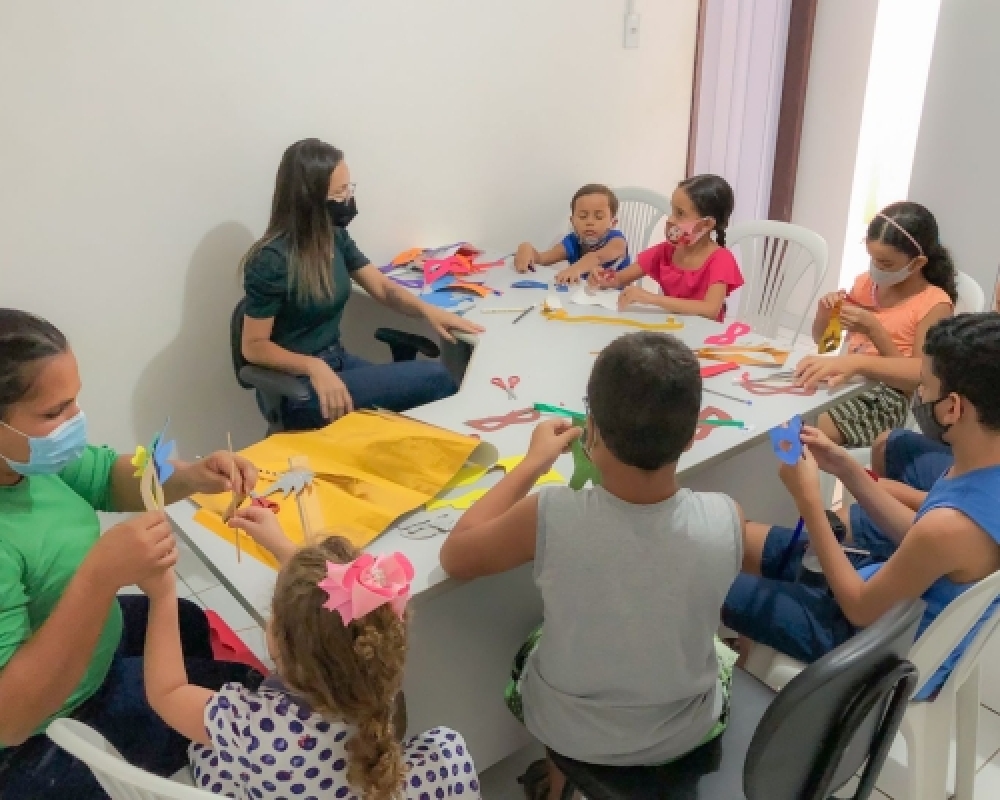 Crianças do Projeto Fortalecendo Vínculos participam de oficina sobre o carnaval