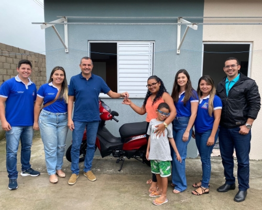 Prefeito Nicolas Pereira realizou a entrega da moto da Campanha IPTU Premiado 2022