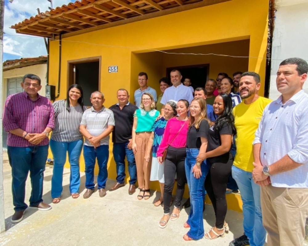 Prefeito Nicolas Pereira e vereadores entregam mais uma casa pelo Programa Minha Casa Renovada 